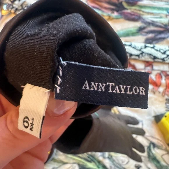 Beautiful Ann Taylor Brown Leather Gloves with silk lining - Picture 4 of 4